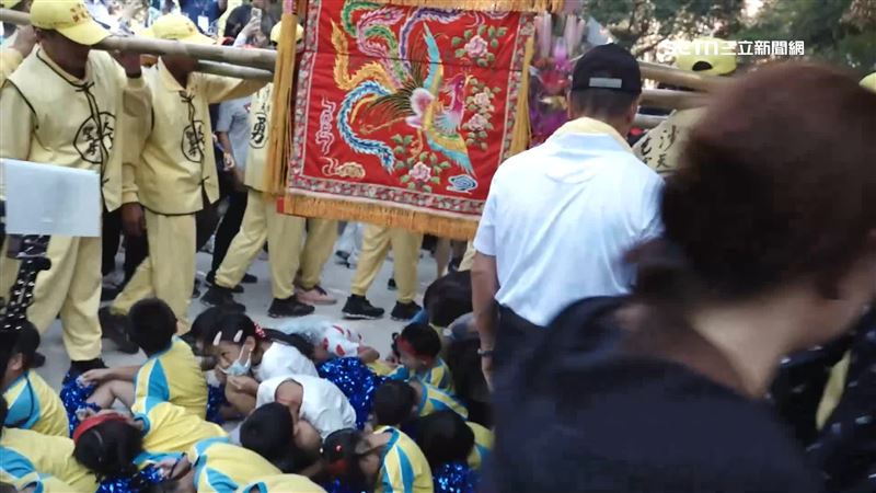 白沙屯媽祖停下腳步，大家馬上排好隊鑽轎腳