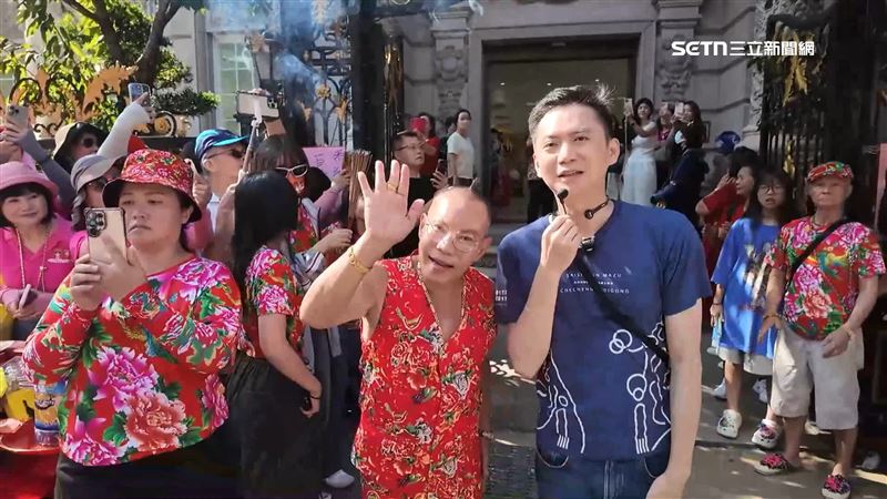 香燈腳們虔誠祈福，竹北市長鄭朝方更是一路隨行