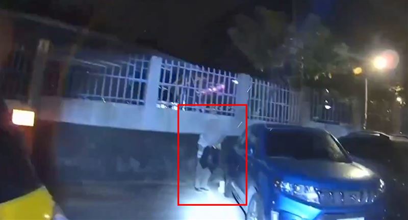 林男被警方發現放置麻袋。（圖／翻攝畫面）