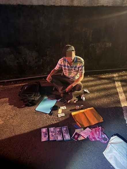 林男被警方盤查後發現是通緝犯，並從麻袋內發現詐得款項。（圖／翻攝畫面）