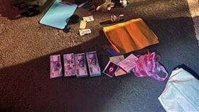 林男被警方盤查後發現是通緝犯，並從麻袋內發現詐得款項。（圖／翻攝畫面）