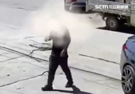 兩名孩童在住宅區門前玩耍。一名身穿黑衣的男子在一旁徘徊，假裝講電話、觀察四周，隨後突然抱起年幼孩童轉身逃離。（圖／翻攝畫面）