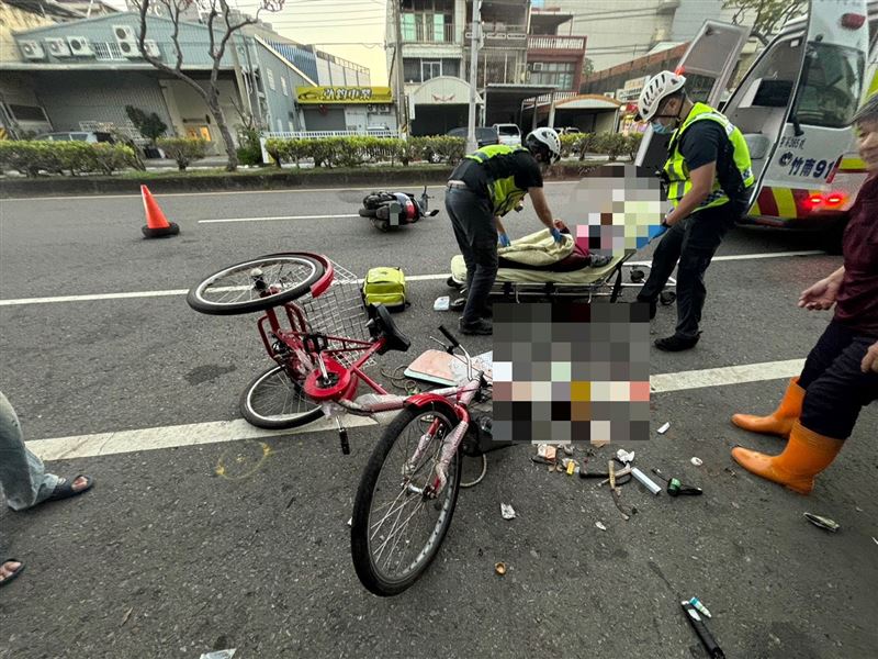 一名30歲陳姓男子騎乘機車沿中華路由北往南行駛，途中疑似精神不集中、一時恍神，未注意前方路況，不慎追撞前方同向騎乘腳踏車的吳姓婦人。（圖／翻攝畫面）