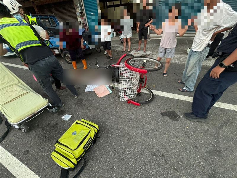 強烈撞擊使吳婦當場倒地，頭部受到重創，情況一度危急。（圖／翻攝畫面）
