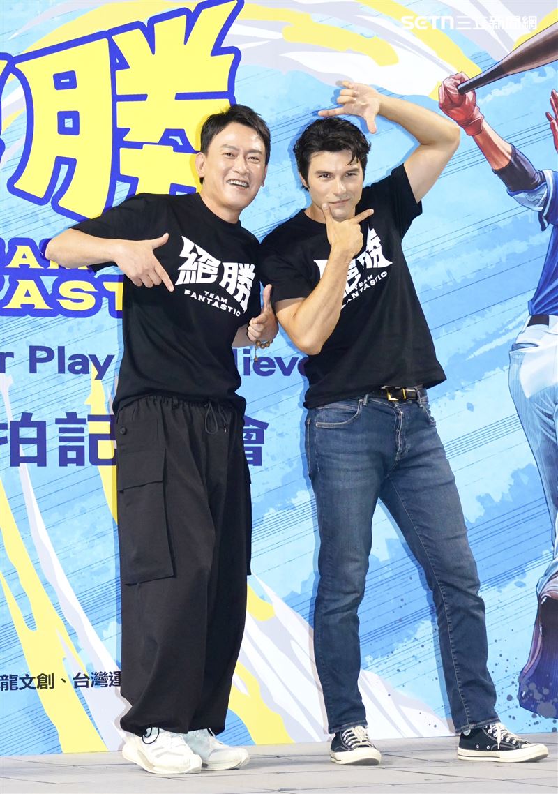 王識賢飾演總教練曾豪駒、鳳小岳飾演虛構的台灣隊領隊角色。（圖／記者趙于瑩攝影）