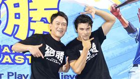 王識賢飾演總教練曾豪駒、鳳小岳飾演虛構的台灣隊領隊角色。（圖／記者趙于瑩攝影）