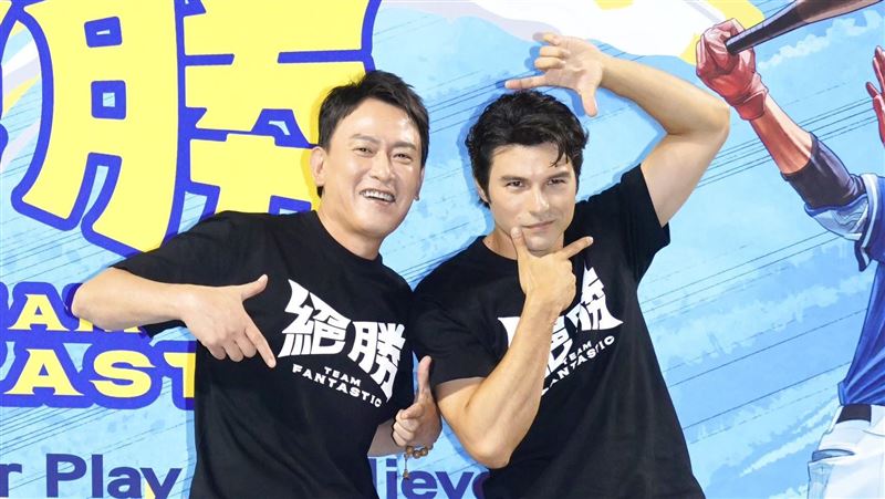 王識賢飾演總教練曾豪駒、鳳小岳飾演虛構的台灣隊領隊角色。（圖／記者趙于瑩攝影）