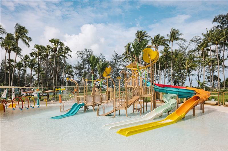 泰國普吉島「家庭綠洲 Family Oasis」房間圍繞著家庭戲水區建造，並設有戲水區與點心吧等設施。（圖／Club Med提供）