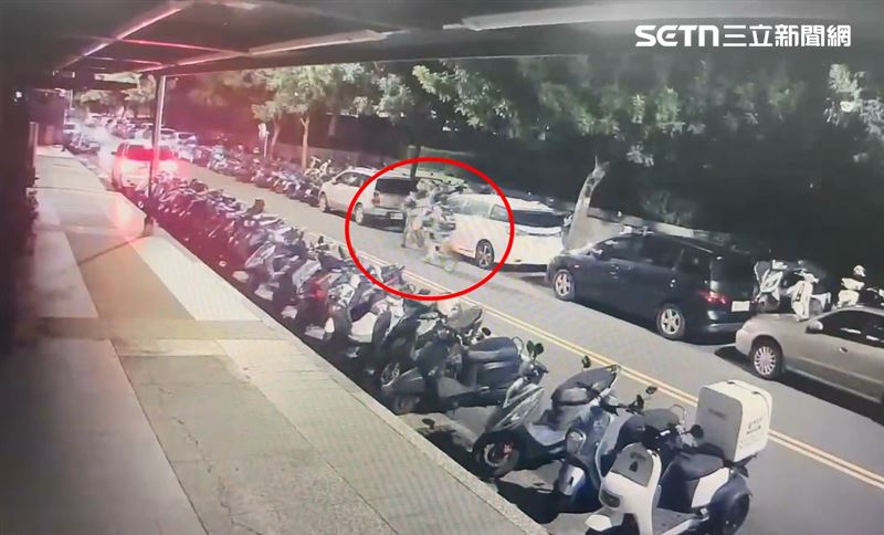 朱姓高中生騎車分心撞上路邊的休旅車，不知如何是好，留下紙條後離開。（圖／翻攝畫面）