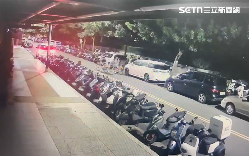 朱姓高中生騎車分心撞上路邊的休旅車，不知如何是好，留下紙條後離開。（圖／翻攝畫面）