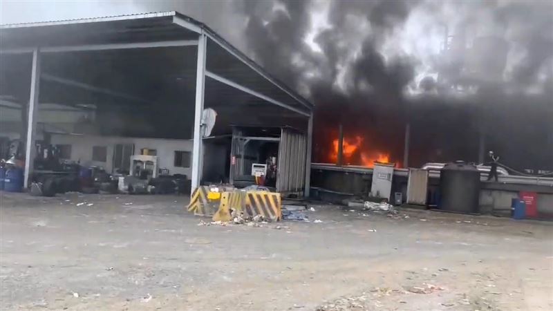 枋寮一處工廠中的橡膠裂解鍋爐起火燃燒，黑煙瞬間籠罩高空。（圖／翻攝畫面）