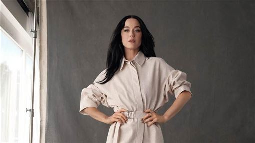 凱蒂佩芮爆熱戀中　遊艇裸上身擁吻照流出