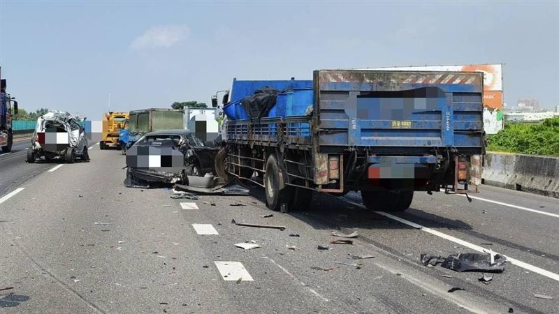 這起連環車禍造成6人受傷送醫。（圖／翻攝畫面）