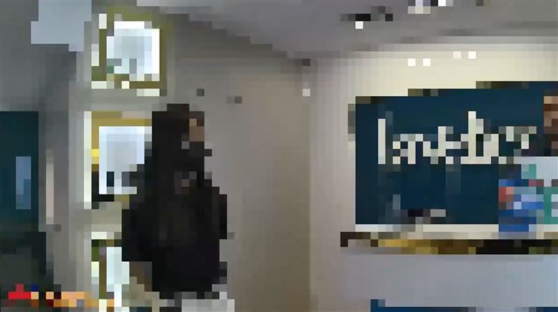 警方前往保養品門市進行了解。（圖／翻攝畫面）
