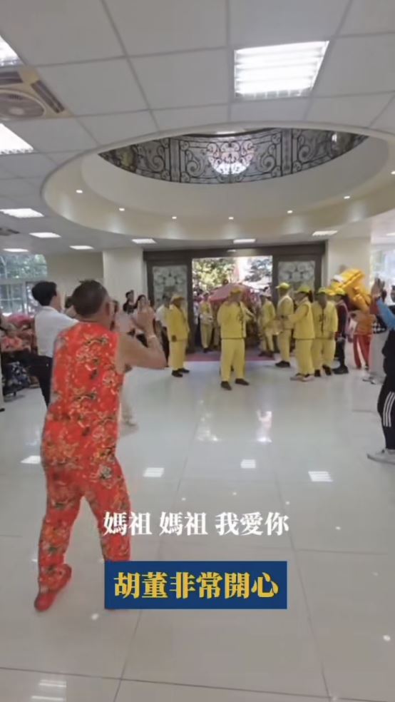 「吊車大王」喜迎粉紅超跑，瘋狂鼓掌。（圖／胡漢龑提供）