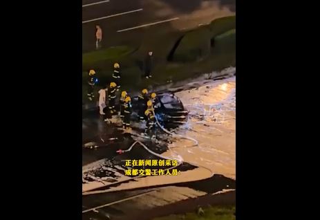 現場照片該輛小米SU7車體已幾乎全數燒毀，僅剩車架，難以辨識原貌。（圖／微博）