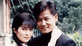 徐乃麟年輕時與高金素梅拍攝瓊瑤的「三朵花」。（圖／緯來提供）