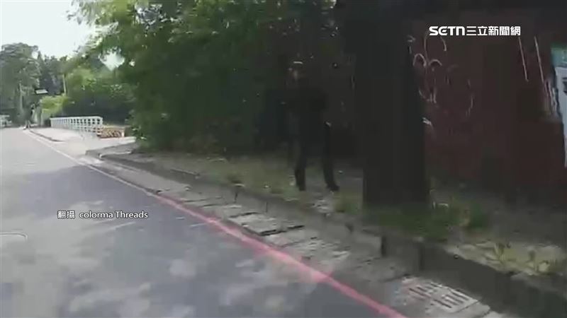 警察「躲樹後」抓超速　民眾疑：合法嗎？