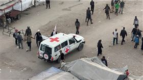 哈瑪斯在當地時間13日依約釋放7名人質。（圖／翻攝自X平台 @tommy3861）