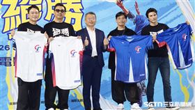 鳳小岳（右）為了領隊角色做足了功課，甚至還請教甲組球隊和前輩。（圖／記者趙于瑩攝影）