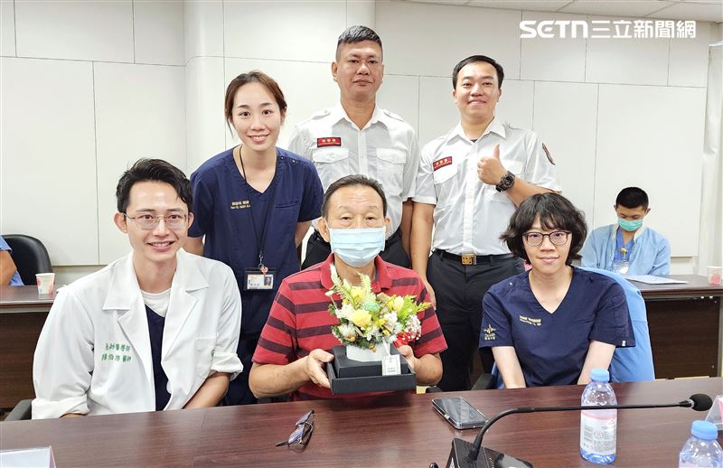 護理師女兒剛出門上班⋯急返家「2動作」救父一命！4瀕死病患康復謝恩。（圖／奇美醫院提供）