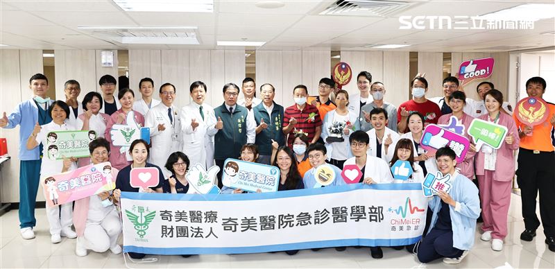 護理師女兒剛出門上班⋯急返家「2動作」救父一命！4瀕死病患康復謝恩。（圖／奇美醫院提供）