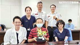 護理師女兒剛出門上班⋯急返家「2動作」救父一命！4瀕死病患康復謝恩。（圖／奇美醫院提供）