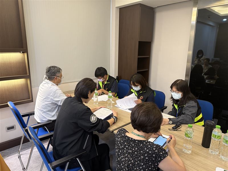 桃園市勞檢處今（13日）一早前往長榮航空公司調查。（圖／桃園市勞檢處提供）