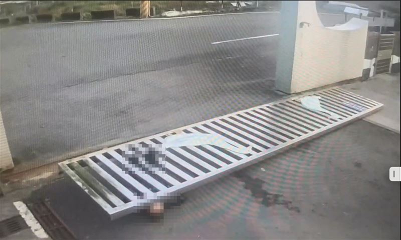 警衛林男被大門壓住頭部受到重創。（圖／翻攝畫面）
