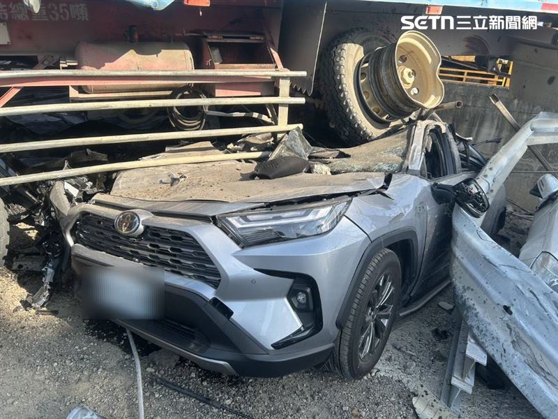 營半聯結車「飄浮2樓」，下方休旅車如紙盒被壓扁。（圖／翻攝畫面）
