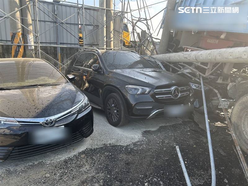 停車場賓士休旅車慘遭斷桿攻擊，張姓駕駛恐面臨高額賠償。（圖／翻攝畫面）