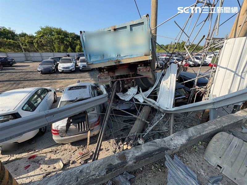 國道2號一輛營半聯結車，因為不明原因衝出匝道槽化島，整輛車撞進停車場，導致多輛車受損。（圖／翻攝畫面）