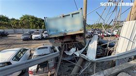 國道2號一輛營半聯結車，因為不明原因衝出匝道槽化島，整輛車撞進停車場，導致多輛車受損。（圖／翻攝畫面）
