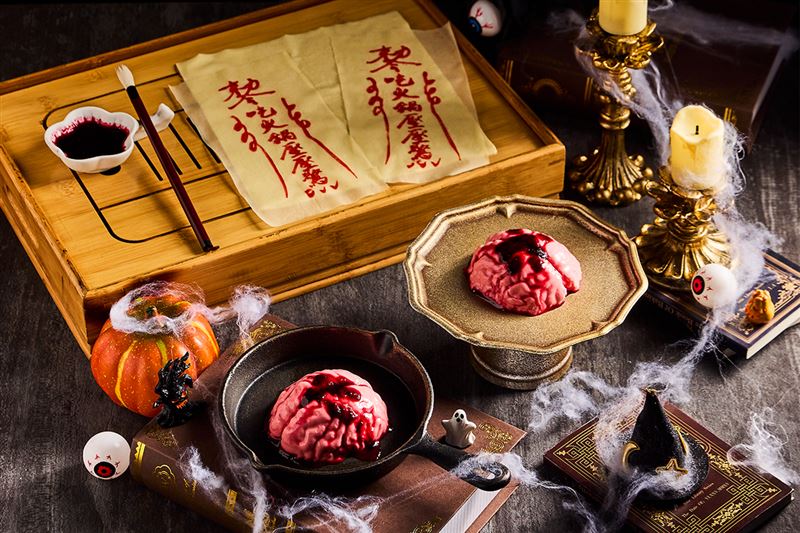 這一鍋集團會員出示指定優惠券，消費任一套餐即享招待限定甜點「草莓戀愛腦」莓果風味奶酪。（圖／品牌業者提供）