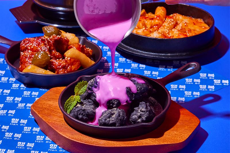 韓啵活動期間推出「TRICK or CHICKEN？」限量免費兌換券，迸出視覺與味蕾雙饗火花。（圖／品牌業者提供）