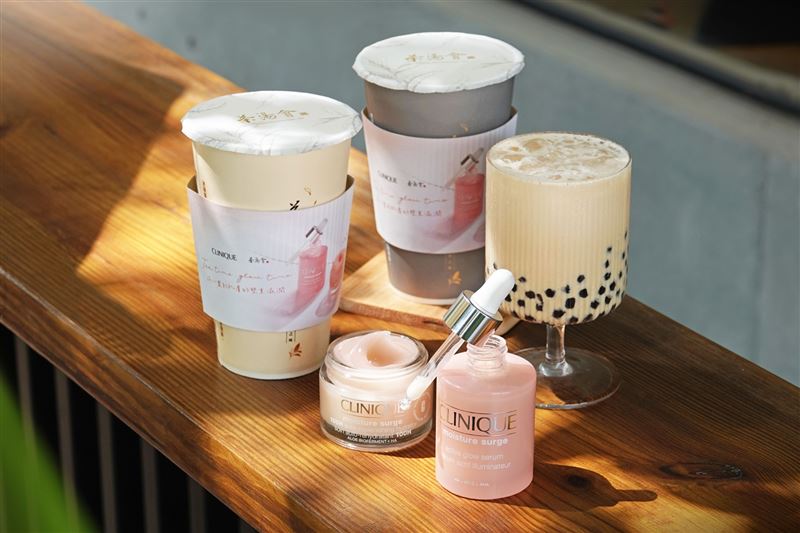茶湯會x倩碧水磁場限量聯名杯套，以倩碧水磁場主打的粉嫩保濕視覺設計，搭配茶湯會職人調茶，讓日常瞬間升級。（圖／品牌業者提供）