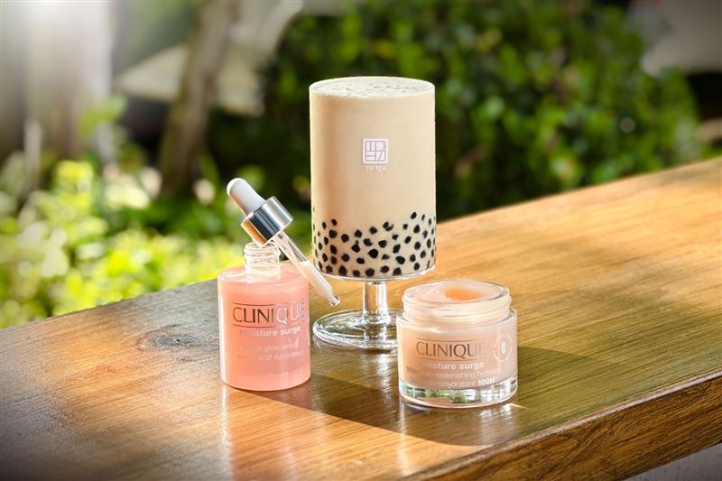 茶湯會與倩碧水磁場合作，以「從心靈到肌膚的雙重滋潤」為主題。（圖／品牌業者提供）