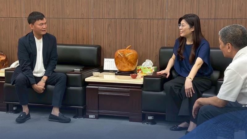 潘一全（左）表態，若郝龍斌當選，就是自己退黨的時後。（圖／翻攝自鄭麗文臉書）