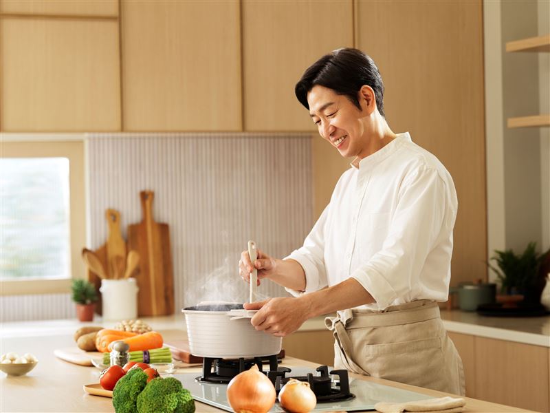 好侍食品代言人MASA主廚，親自研發日式豪華火鍋料理。（圖／品牌業者提供）