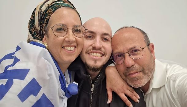 第一波被釋放的人質艾坦摩爾（Eitan Abraham Mor）與家人團聚合照。（圖／翻攝自以色列GPO）