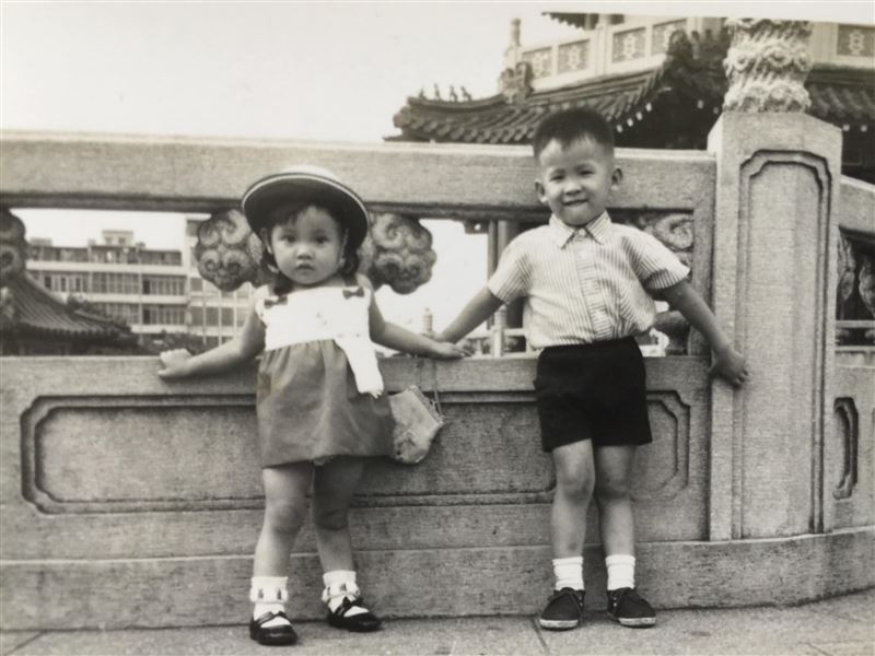 前電視台媽祖婆心情曝！詹怡宜對35年前的自己說這一句話：「 妳正邁向一個有意義、有挑戰、且很有趣的旅程，可以不斷學習、不必付學費，還有人付妳薪水」。網震撼太中肯。圖左為詹怡宜與哥哥小時候。（圖／翻攝自詹怡宜臉書）