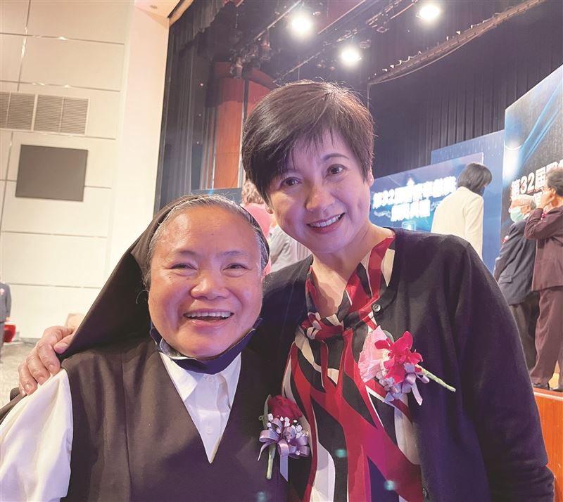 前電視台媽祖婆心情曝！詹怡宜對35年前的自己說這一句話：「 妳正邁向一個有意義、有挑戰、且很有趣的旅程，可以不斷學習、不必付學費，還有人付妳薪水」。網震撼太中肯。圖為左照顧腦麻兒樂觀開朗的滿修女。（圖／翻攝自詹怡宜臉書、TVBS提供、記者鍾志鵬攝影）