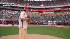 崔顯旭開球險砸中在打擊區的女童。（圖／翻攝自YouTube）