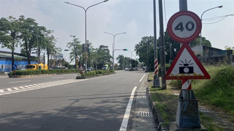 警方在高楠公路某處樹後取締超速，引起騎士不滿，聲稱要叫議員「處理」楠梓分局。（圖／翻攝畫面）