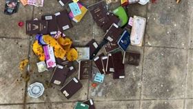 柬埔寨街頭的垃圾桶滿是被丟棄的護照。（圖／翻攝自X平台 @AdamKhauX）