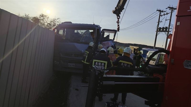 新/台北港2砂石車追撞 1駕駛受困搶救中