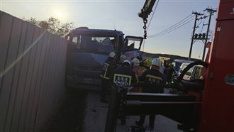 新／台北港2砂石車追撞　1駕駛受困搶救中