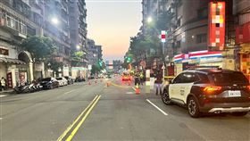 警方獲報到男子墜樓現場並拉起封鎖線展開調查。（圖／翻攝畫面）