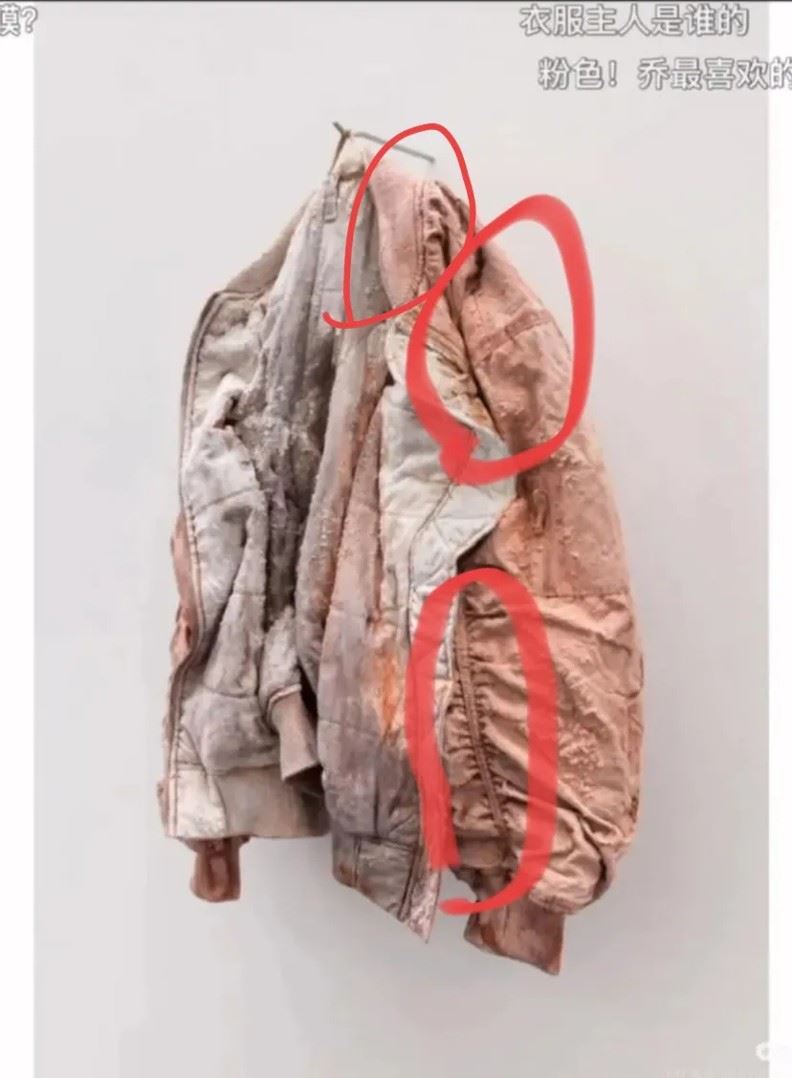 798藝術中心的展品有一件「帶血外套」被發現與于朦朧生前穿的衣服高度相似。（圖／翻攝自微博、threads）