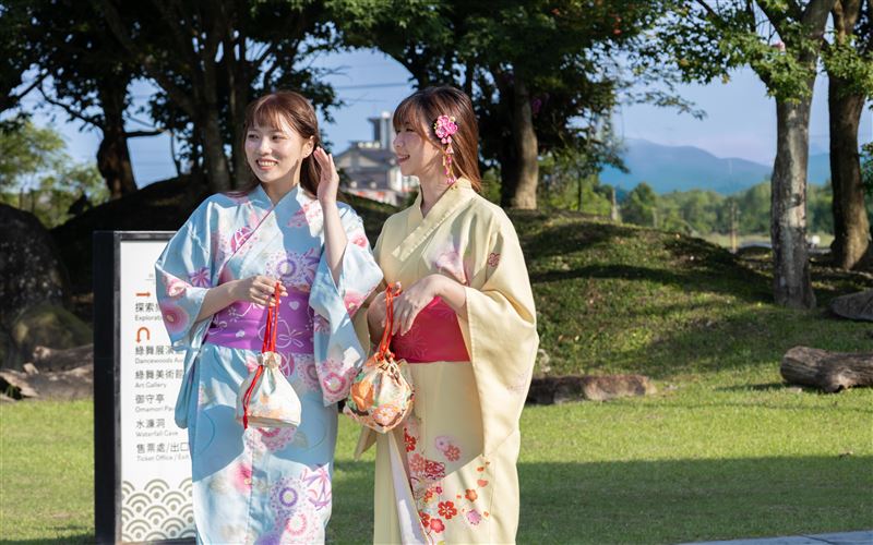 旅人可換穿日式經典浴衣漫遊於5.7公頃的日式主題園區，欣賞庭園綠意盎然的景緻。（圖／飯店旅宿業者提供）